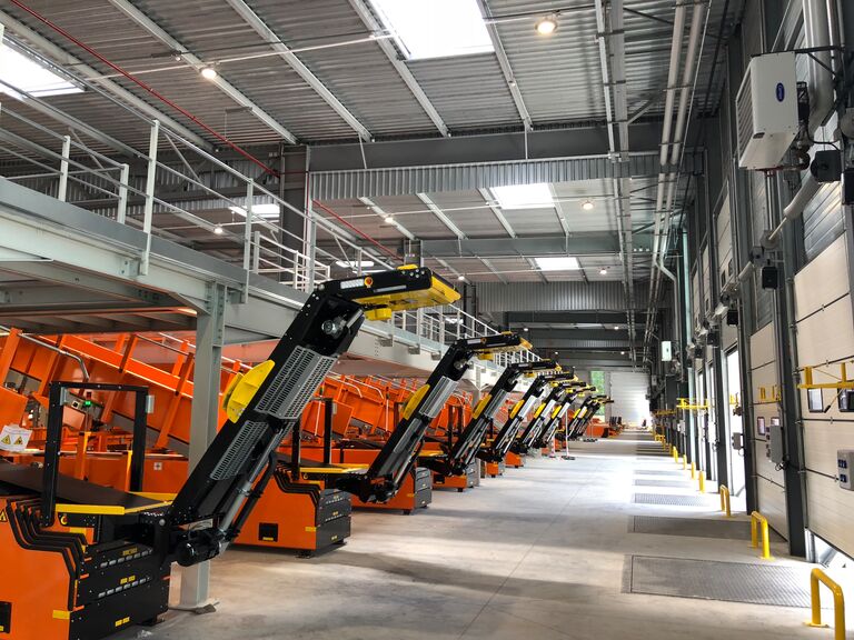 Multiple Caljan EXPRESS Snoots at the customer docks