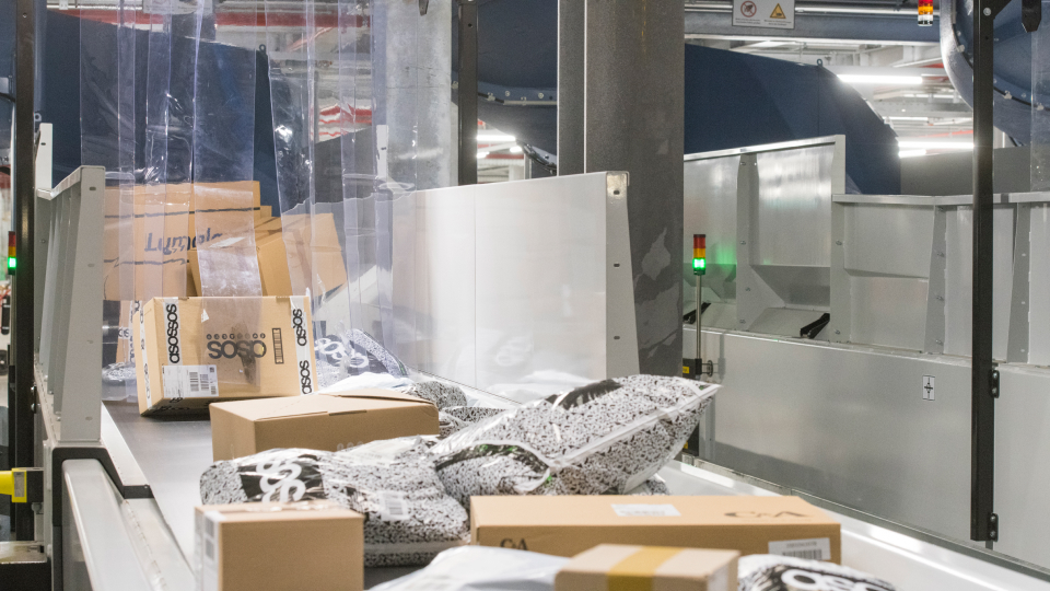 Caljan BulkLoader transforming 3D bulk into 2D flow of packages