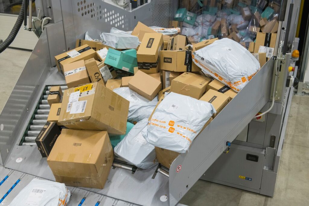 cargo being unloaded by Caljan AutoUnloader at the Austrian Post site