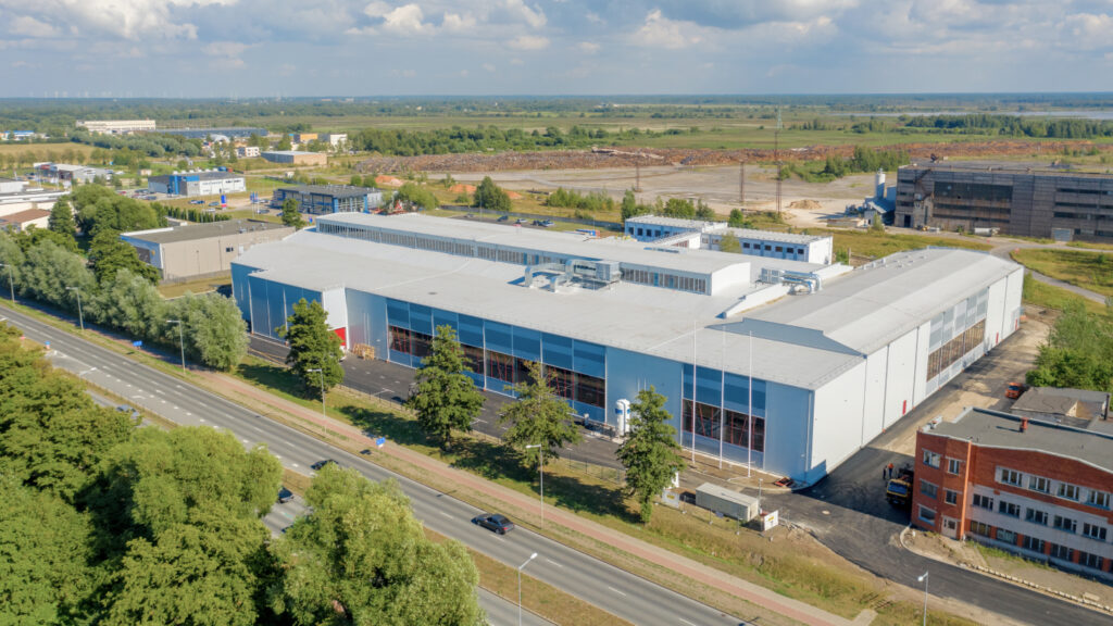 La produzione di Caljan in Lettonia, a Liepaja, vista dall'alto