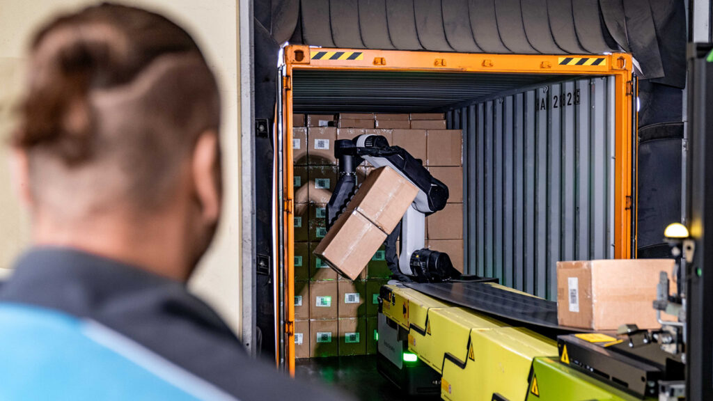 Robotik-Zusammenarbeit mit Caljan Telescopic Conveyors