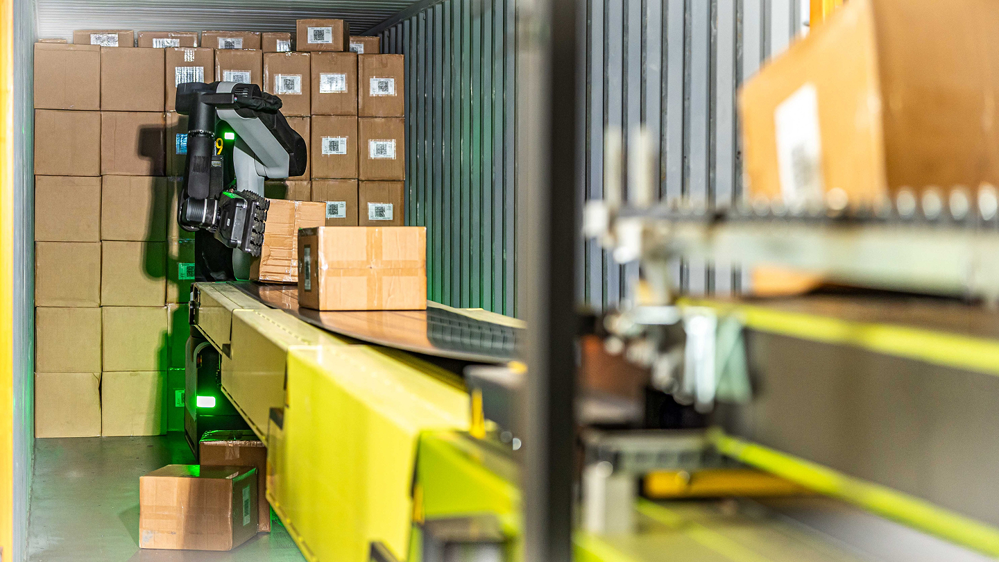 Caljan Performer together with Boston Dynamics Stretch used to load boxes in a trailer