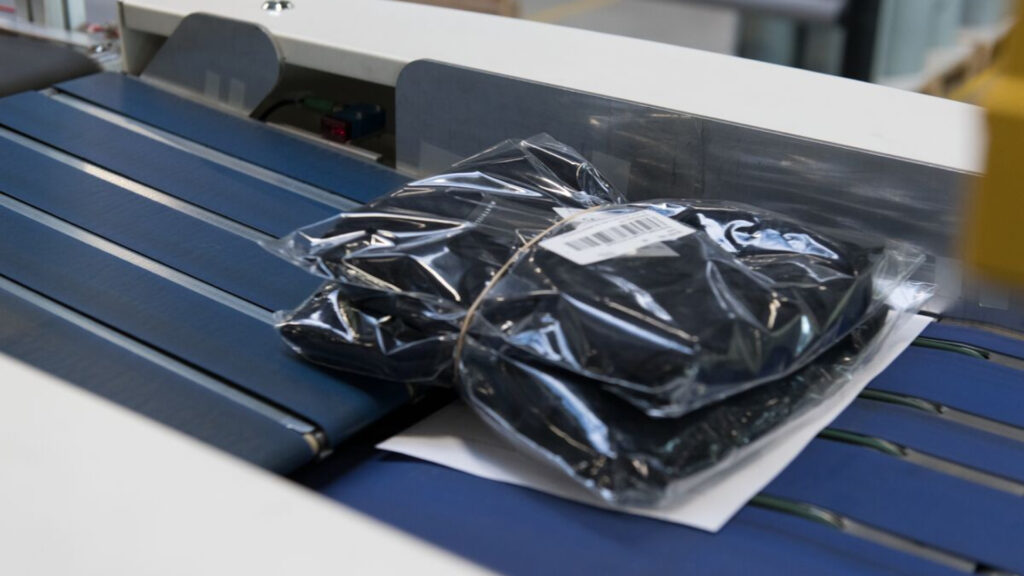 goods are being merged with documents automatically before packing using Caljan Print&Merge solution