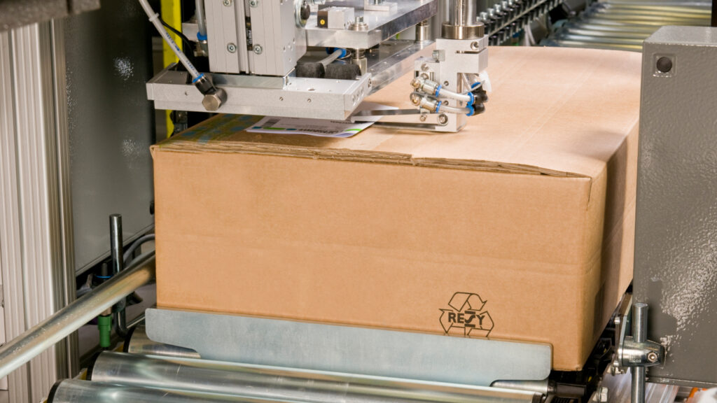 Caljan Print & Pouch solution applying a document and a label on top of the box