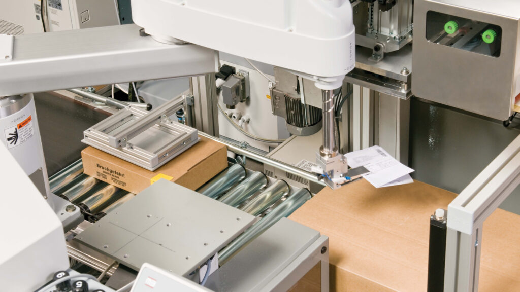 Caljan Print & Pouch solution applying a document and a label on top of the box