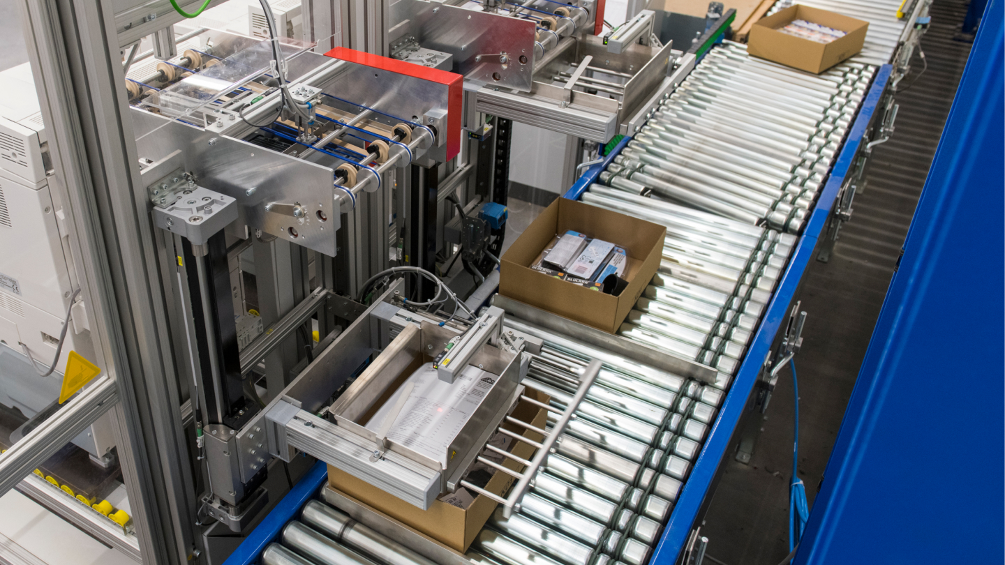 Shipping documents are being placed right into the box with Caljan Print & Place solution