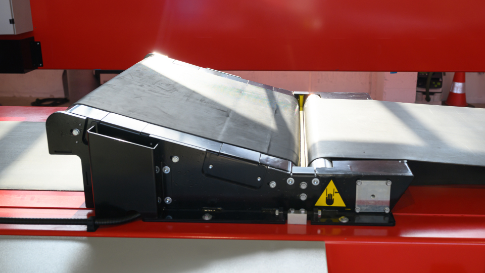 Raised belt transfer - a Caljan telescopic conveyor add-on