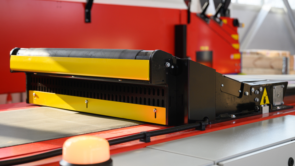 Raised belt transfer - a Caljan telescopic conveyor add-on